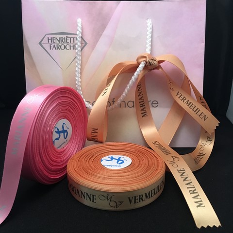 Gepersonaliseerd lint aan een tasje