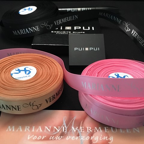 Cadeaulint Salon Marian champagne roze zwart satijnen lint met zilver glanzende bedrukking